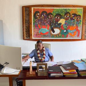 Homme derrière son bureau